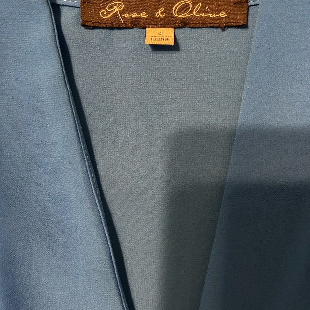 Gorgeous Rose & Olive Blue Sleeveless V-neck  Blouse - Picture 4 of 4